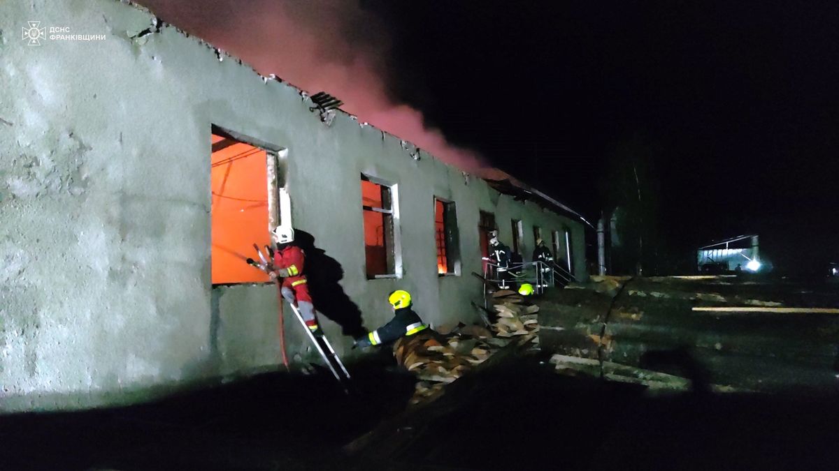 Масштабну пожежу на підприємстві у Богородчанах гасили понад три десятки рятувальників