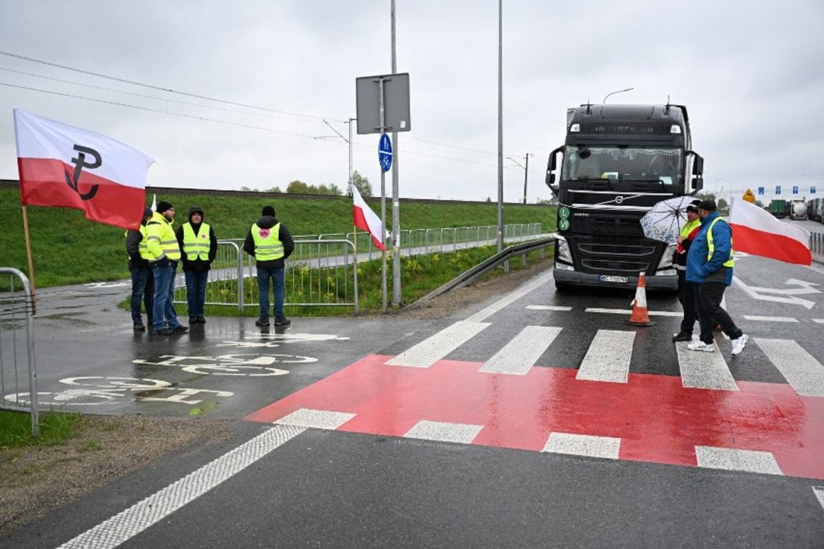 Польські фермери поновили блокування двох пунктів пропуску на Львівщині