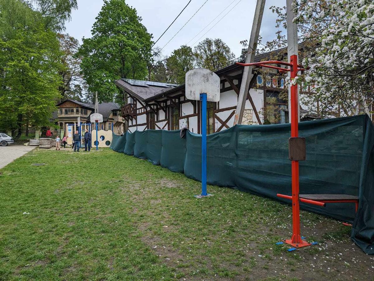 Мерія заявила про захоплення рестораном території школи в Брюховичах