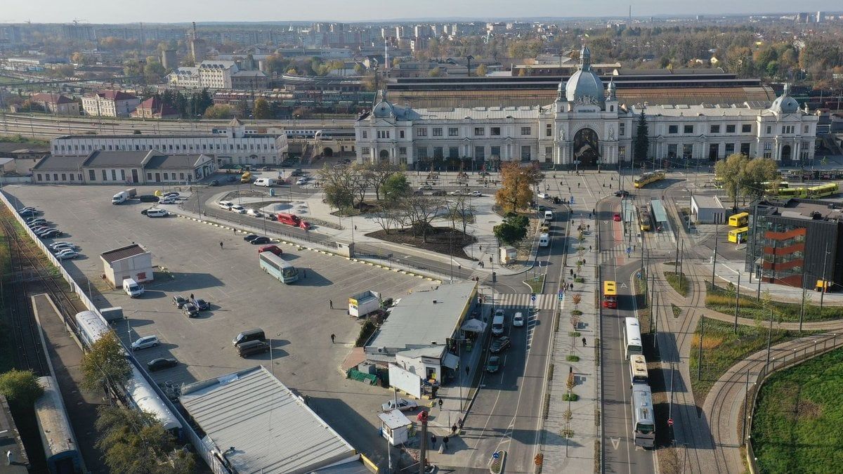 «Укрзалізниця» майже три роки не сплачує податки від доходу з паркінгу біля головного вокзалу