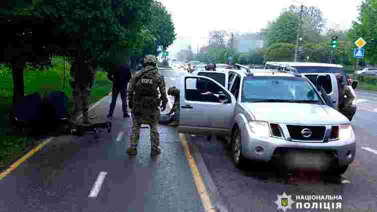 На Прикарпатті грабіжники у військовій формі зупинили авто і відібрали у бізнесмена 8 млн грн