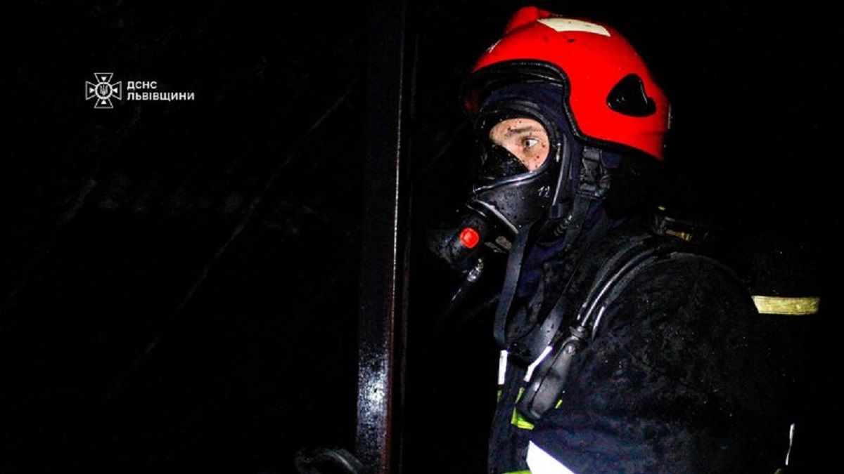 У Львові 69-річний чоловік отримав опіки обличчя під час гасіння пожежі