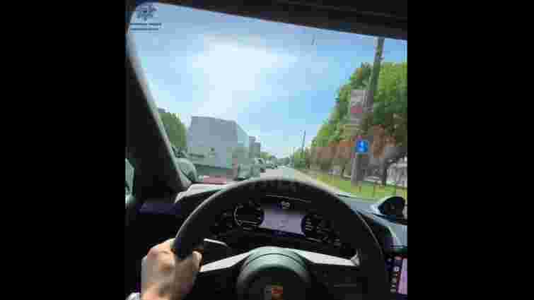 Львівські патрульні оштрафували водія Porsche за проїзд смугою громадського транспорту