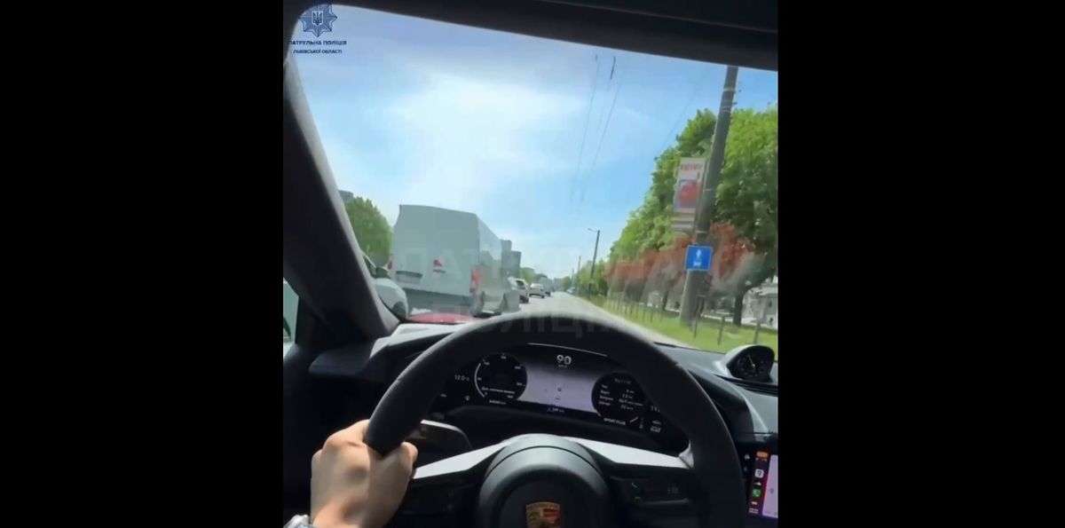 Львівські патрульні оштрафували водія Porsche за проїзд смугою громадського транспорту