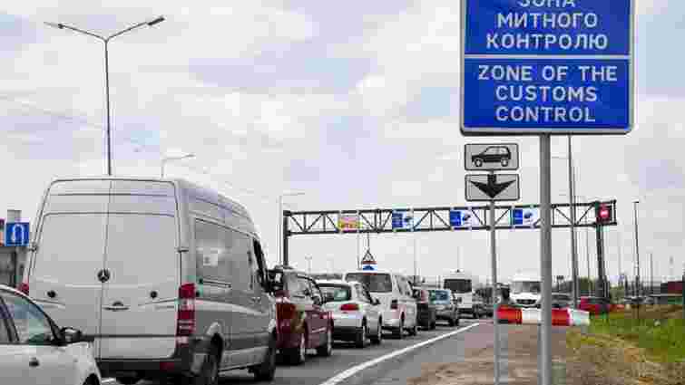 Через збій у митній службі Польщі на кордоні не оформлюють транспорт з вантажем з  України