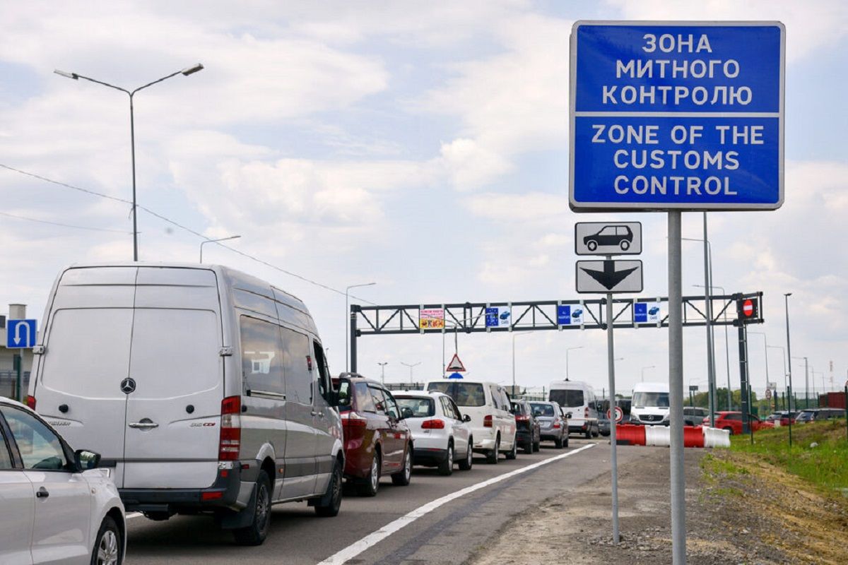 Через збій у митній службі Польщі на кордоні не оформлюють транспорт з вантажем з  України
