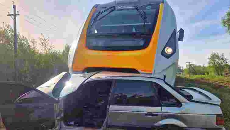 На Львівщині  27-річний водій автомобіля Volkswagen Passat зіткнувся з дизель-поїздом 