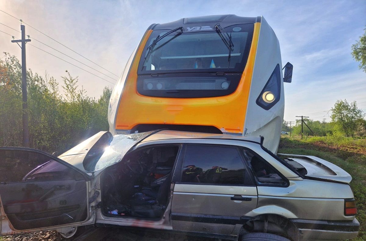 На Львівщині  27-річний водій автомобіля Volkswagen Passat зіткнувся з дизель-поїздом 