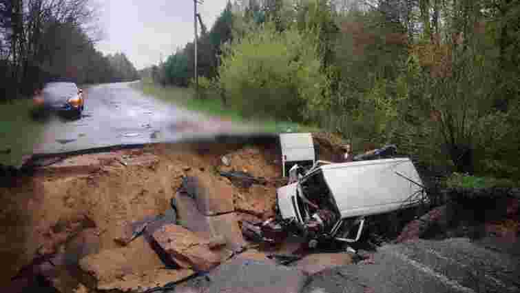 На Київщині мікроавтобус упав у провалля на дорозі, двоє людей загинули
