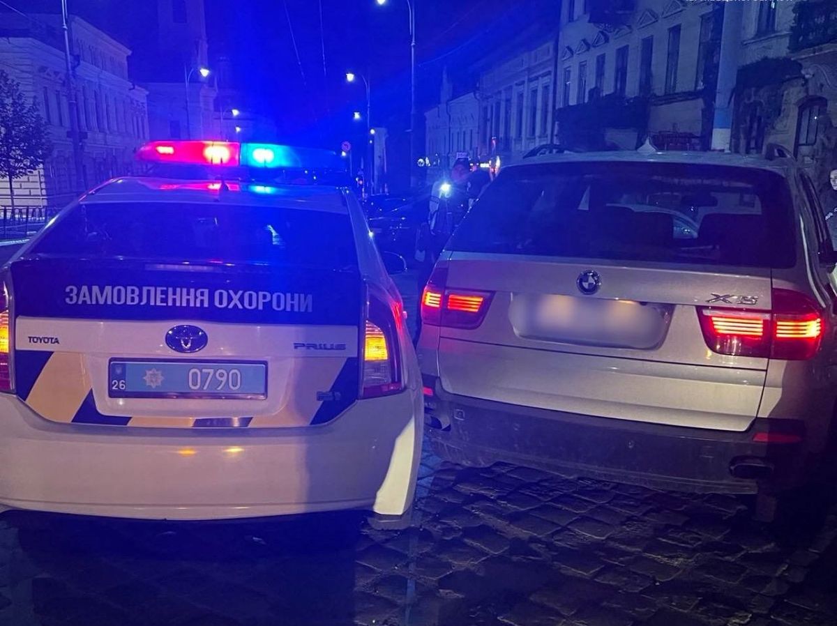 У Чернівцях п'яна водійка зіткнулася з патрульним авто і намагалася втекти