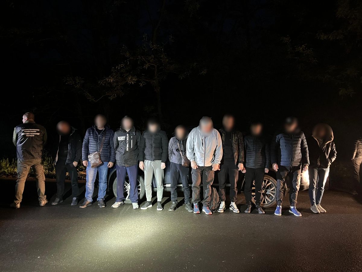 На Закарпатті затримали двох таксистів під час переправлення через кордон 8 ухилянтів