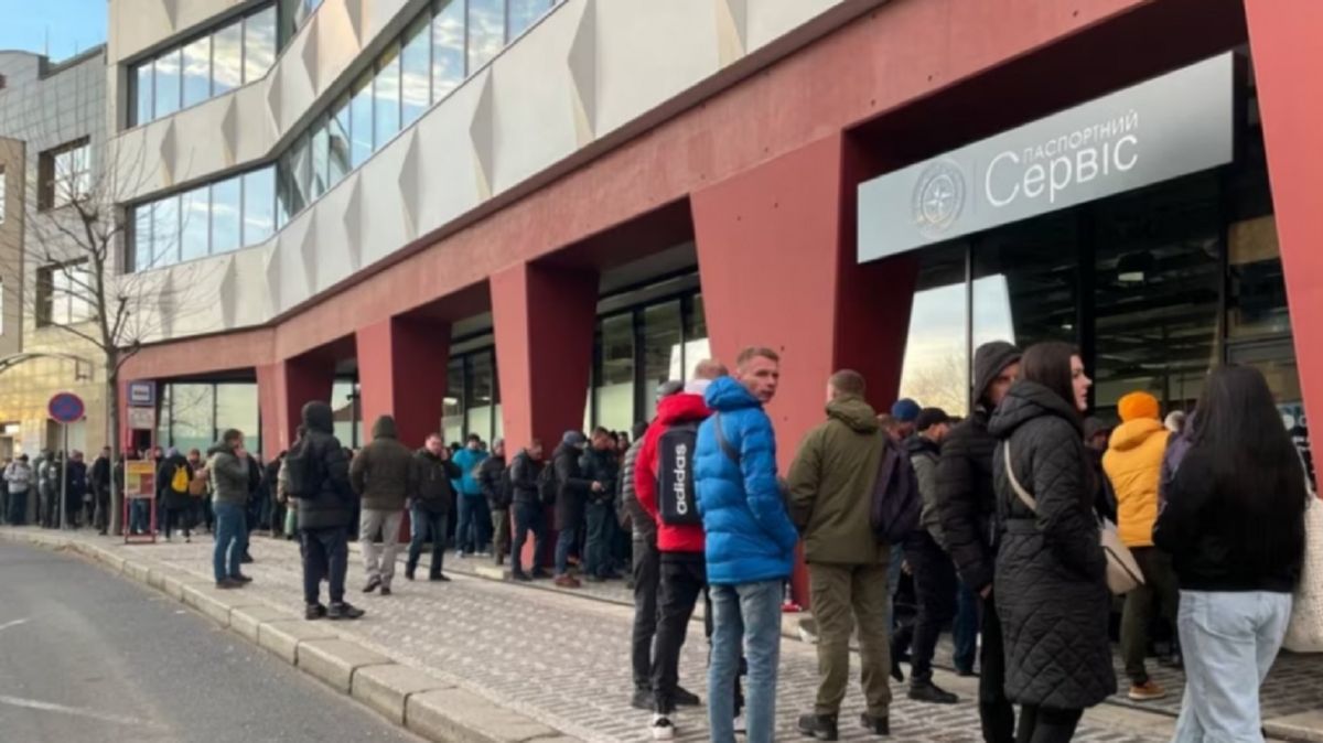 Українцям заборонили отримувати консульські послуги за кордоном