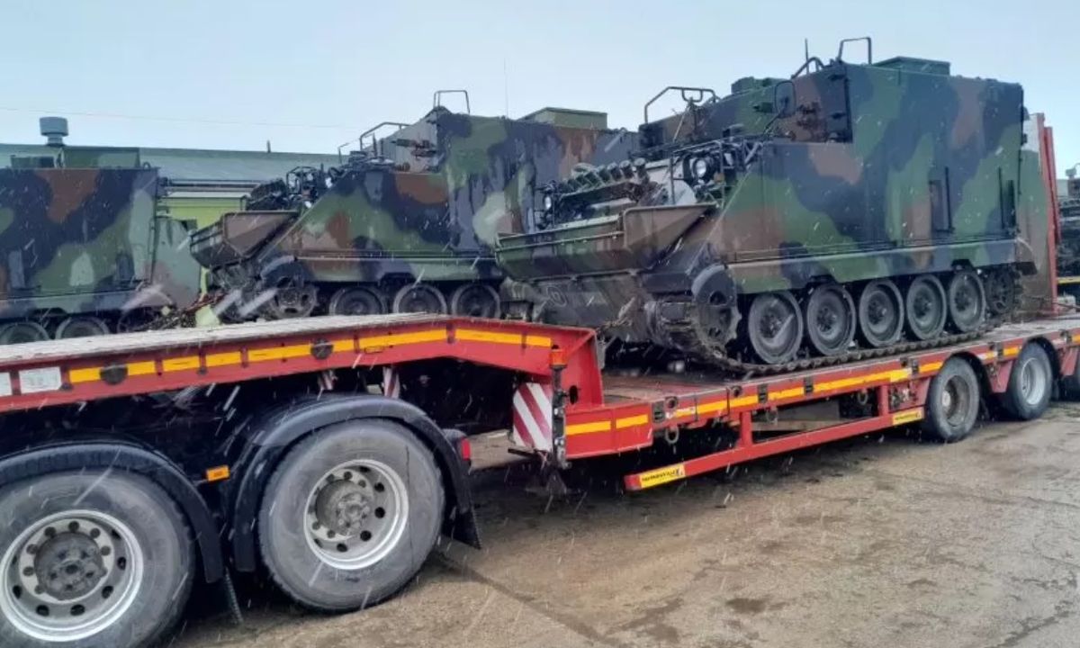 Литва передала Україні командно-штабні машини М577