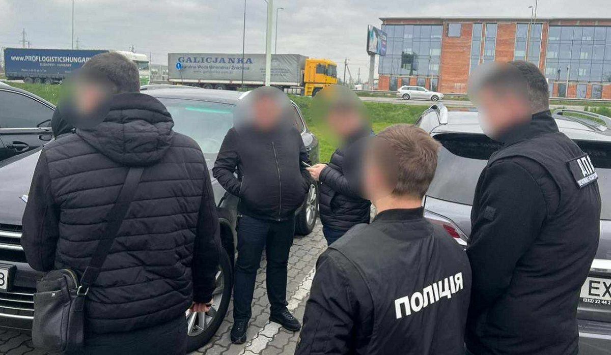 На Львівщині затримали організатора втечі за кордон лісами