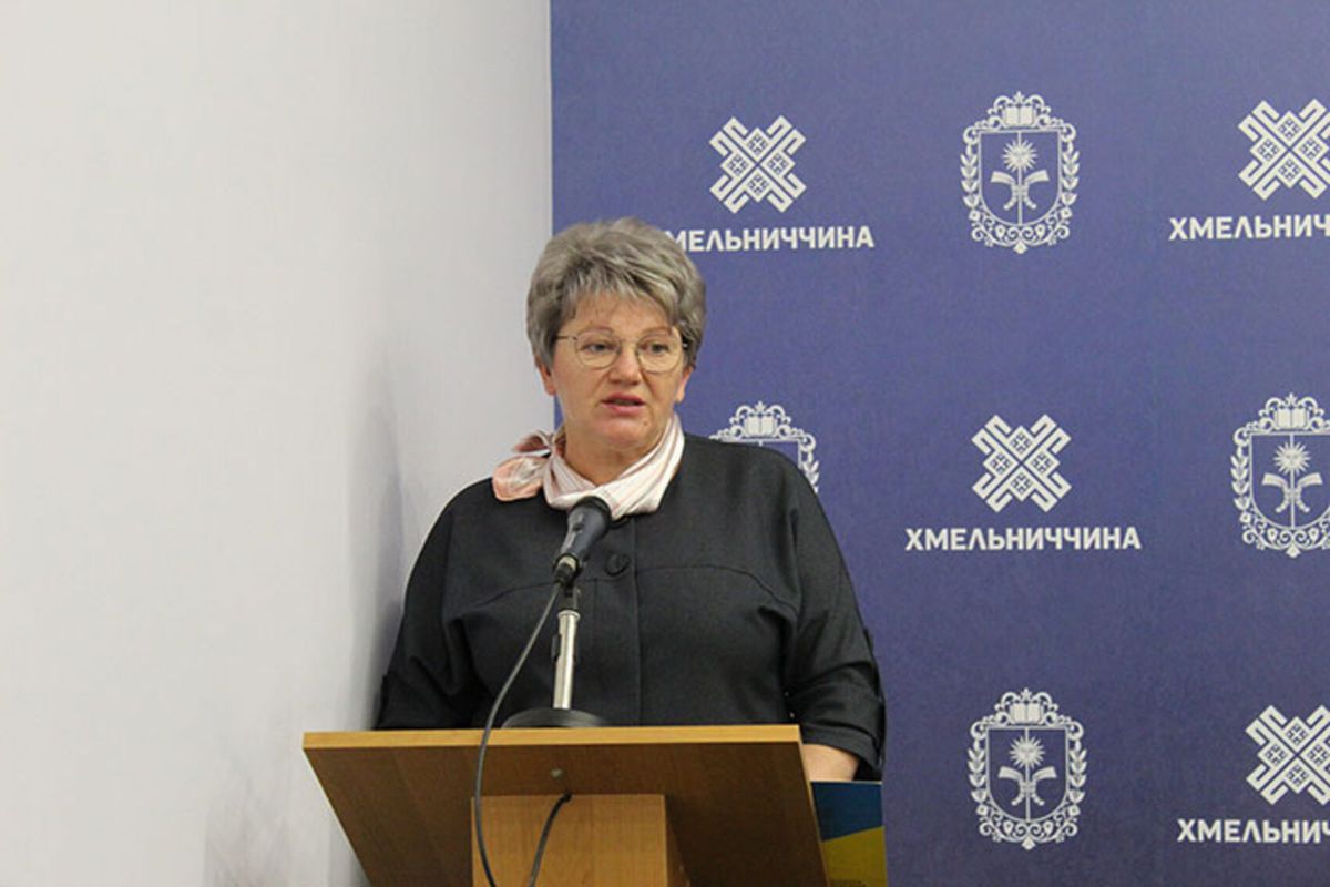Екс-посадовицю з Хмельницького оштрафували за вимагання хабара за усиновлення дитини