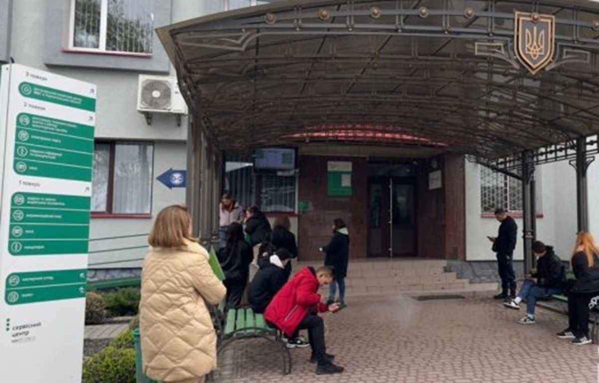 Через новий закон про мобілізацію тернополяни масово перереєстровують автомобілі