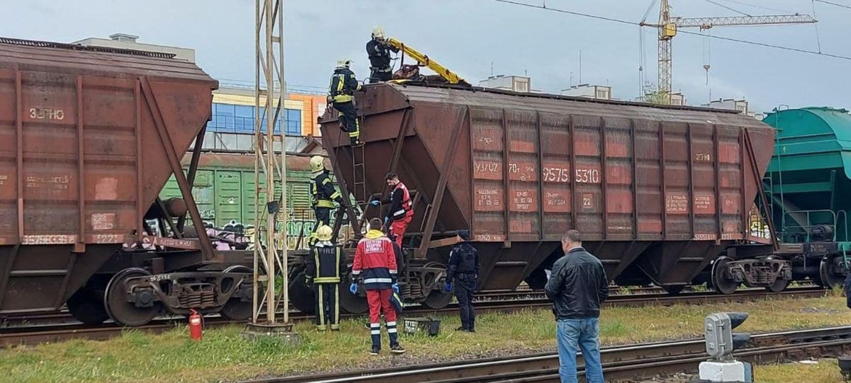 У Луцьку 14-річного хлопця уразило струмом на даху товарного вагона 