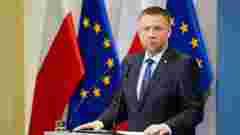 Міністр МВС Польщі пообіцяв продовжити захист для українців без паспортів
