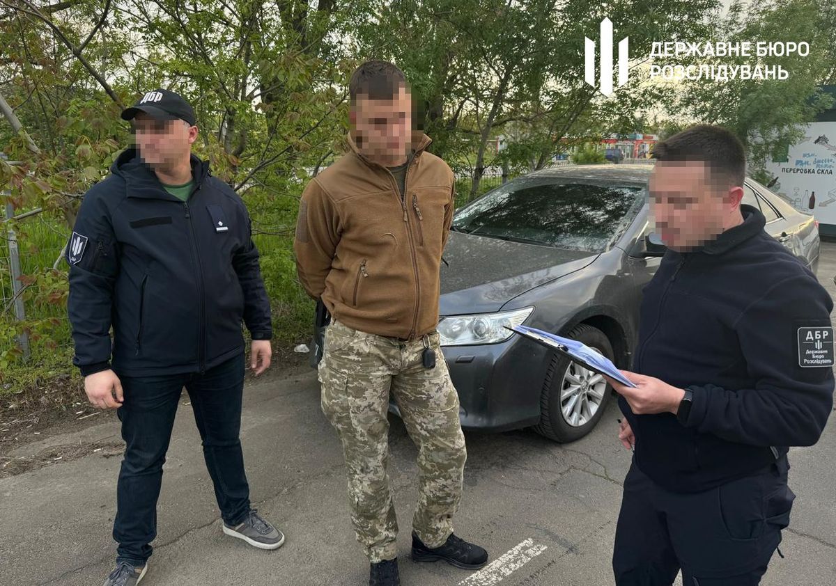 ДБР затримало військового на одержанні хабара за оформлення інвалідності матері бійця