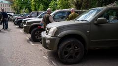 Британські фермери особисто привезли на Львівщину 30 пікапів для військових