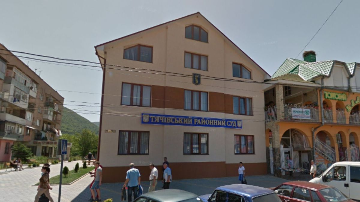 На Закарпатті суд звільнив від покарання підприємця, який п'яним нападав на поліцейських