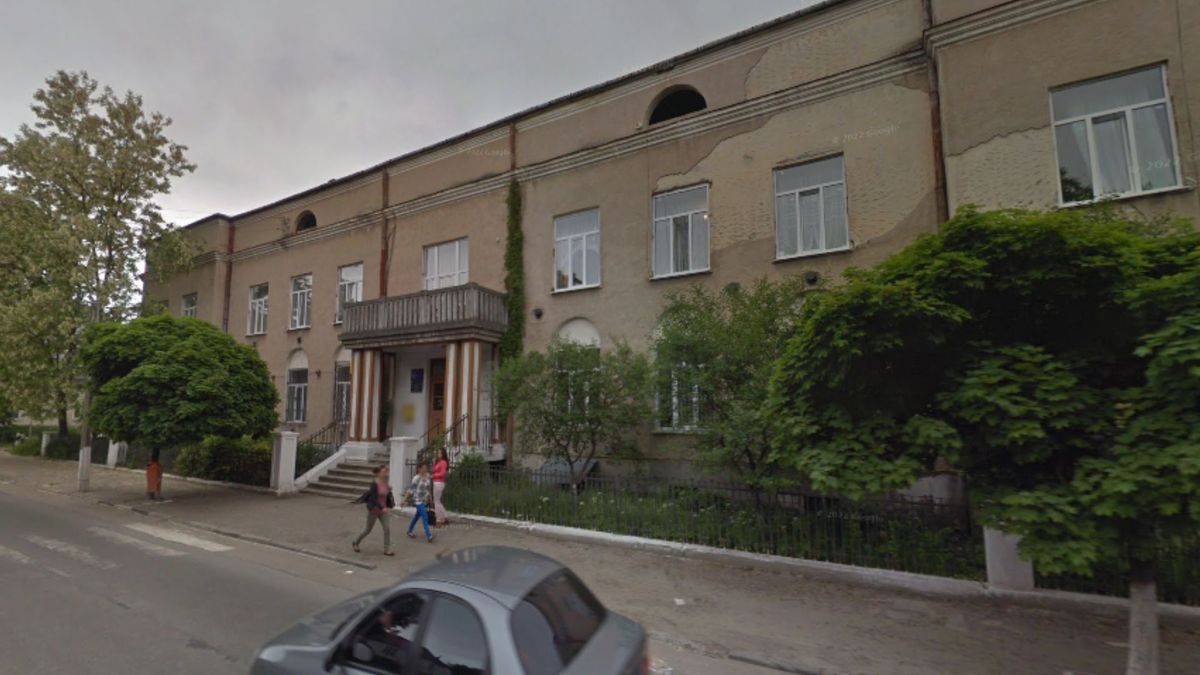 Суд ув'язнив прикарпатця, який кинув гранату та стріляв через лайливий напис на стіні