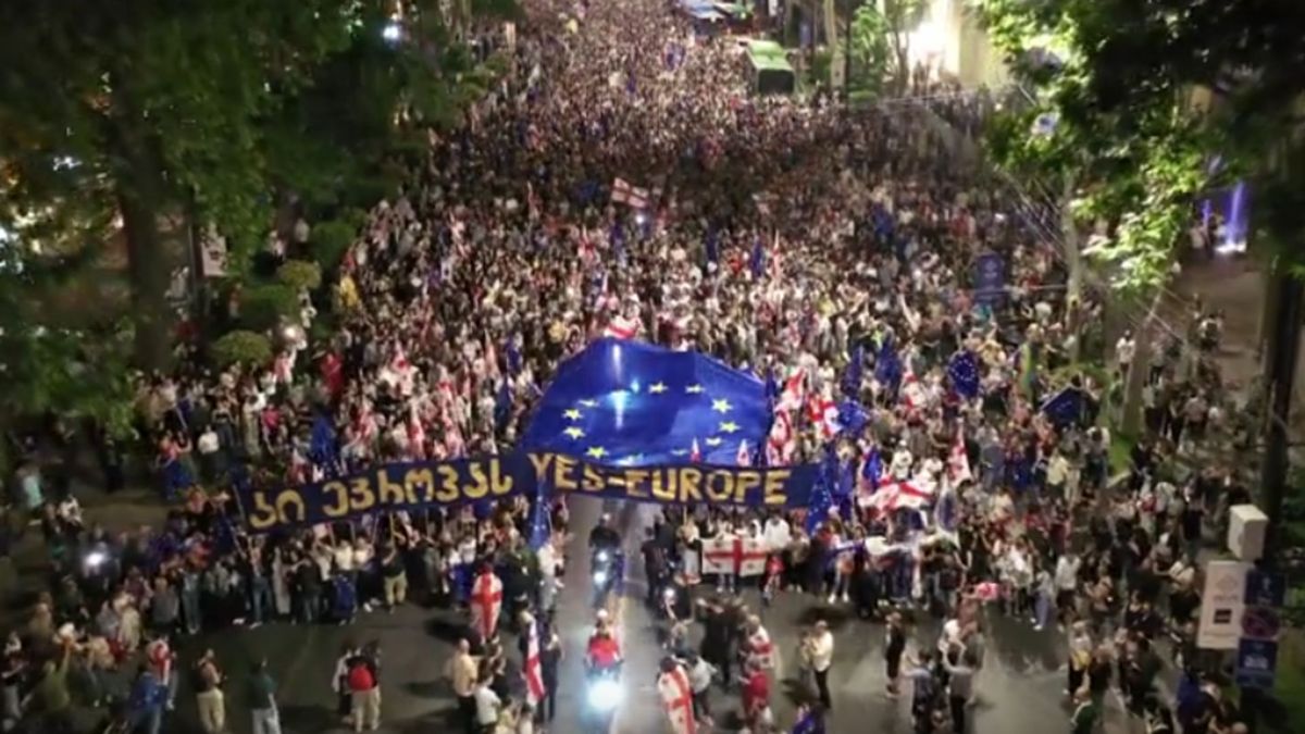 У Грузії відбувся масштабний протест проти закону «про іноагентів», сталася сутичка з поліцією