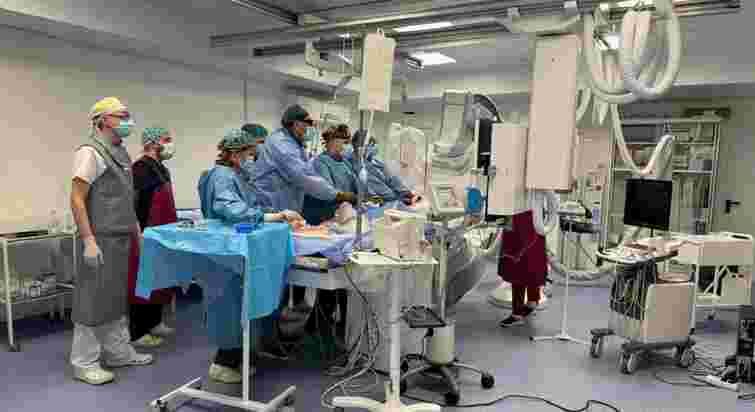 Львівські спеціалісти замінили аортальний клапан серця через один прокол на нозі