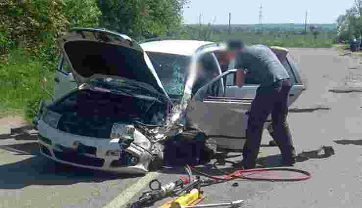 Водій Škoda Fabia виїхав на зустрічну смугу та спричинив ДТП з чотирма пораненими на Львівщині