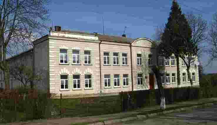 Вчительку селищної школи на Львівщині оштрафував суд за образи учнів