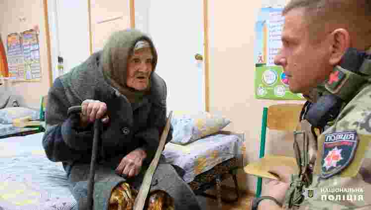 Monobank купить будинок 98-річній жінці, яка вийшла з окупації через лінію фронту