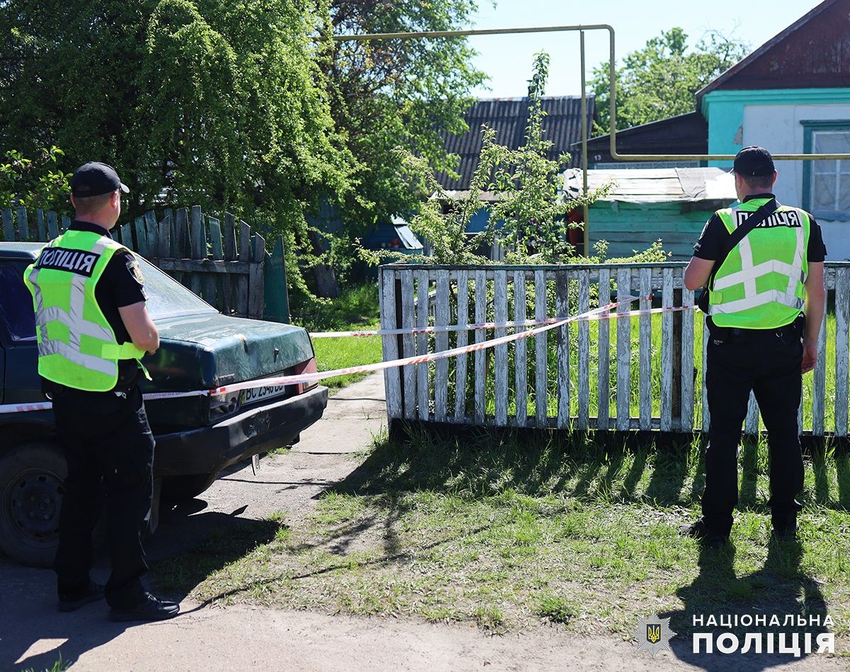 На Житомирщині місцевий мешканець застрелив дружину і дочку та скоїв самогубство