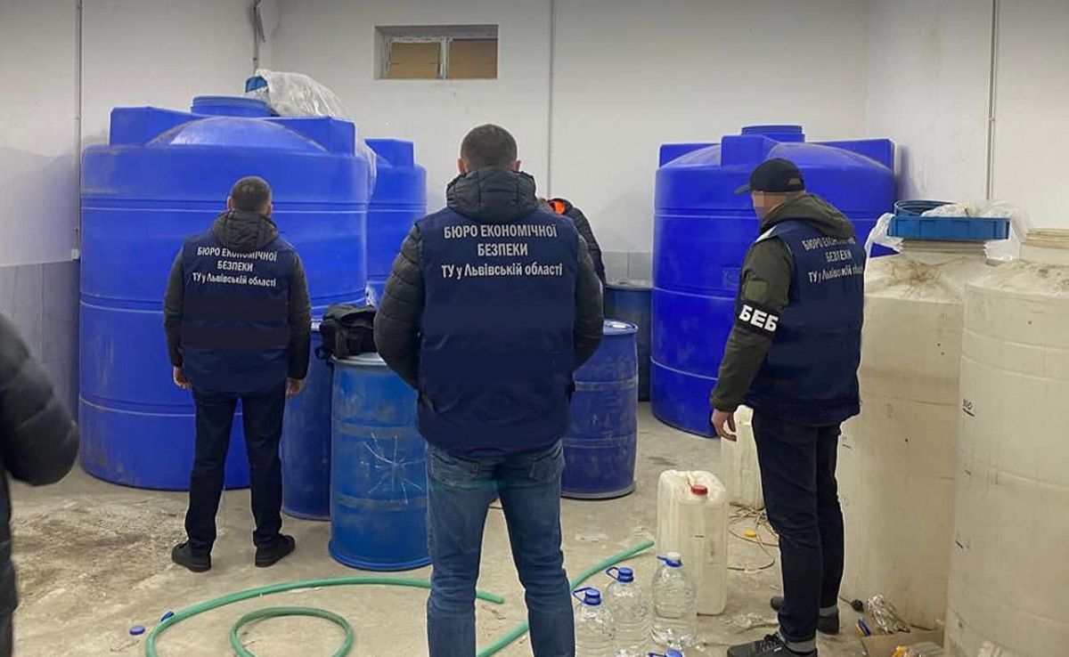 БЕБ викрило на Львівщині підпільний цех з виробництва алкоголю