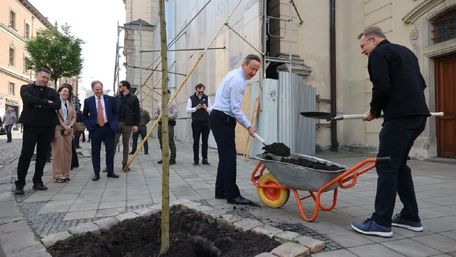 Девід Кемерон посадив дерево у центрі Львова. Відео дня