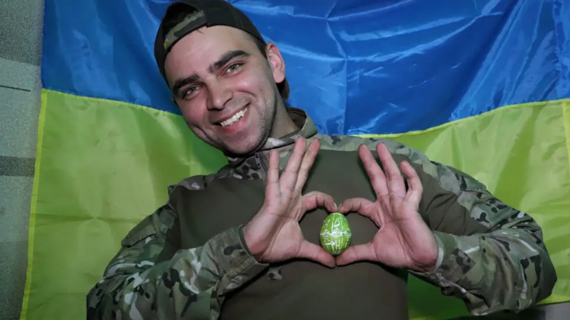 Військовий, який створив писанку для благодійної акції (Фото 80 ОДШБ)