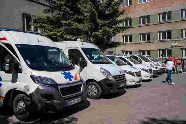 Французькі благодійники доправили на Львівщину 9 автомобілів «швидкої»