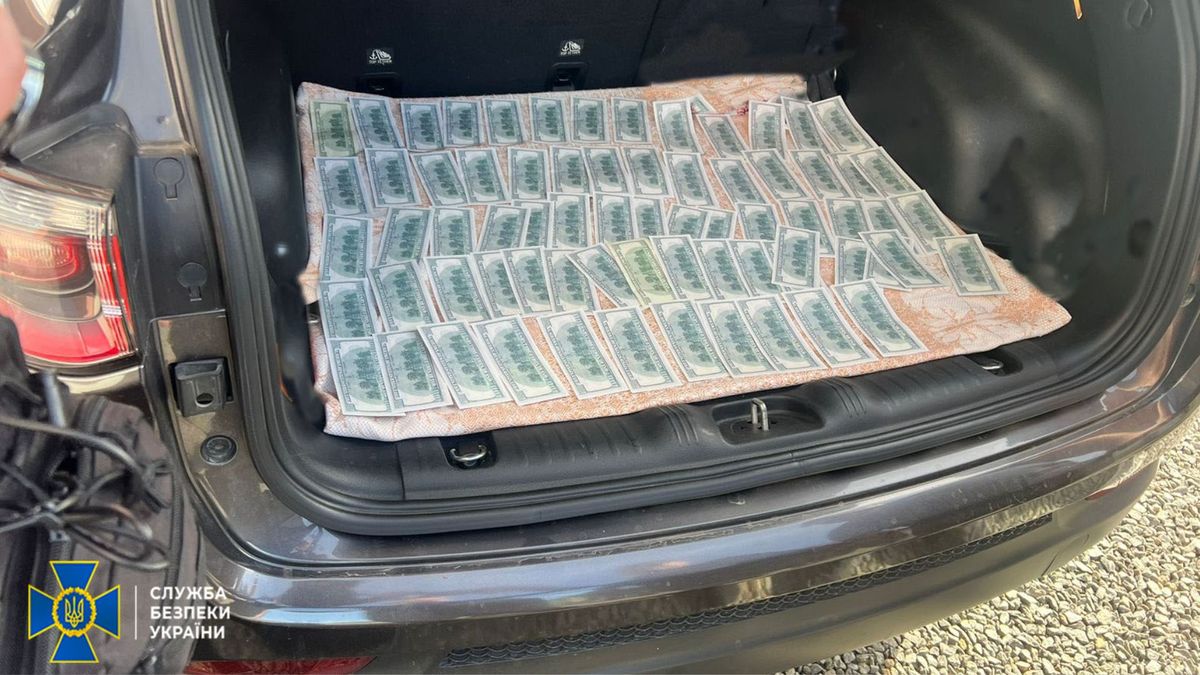 За вимагання 8 тис. доларів у підприємця на Хмельниччині затримали чиновника міськради 