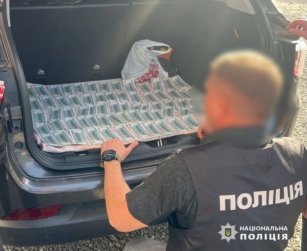 Гроші, які вимагав посадовець (Фото поліції)