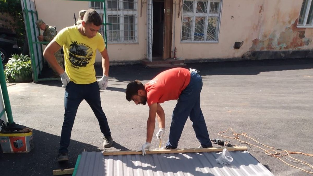 У Виноградові роми вибачилися за сутички і відновили паркан ТЦК