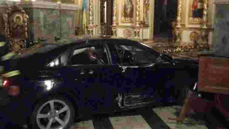 Водійка Audi відбулася умовним терміном за в'їзд у собор УГКЦ у центрі Тернополя