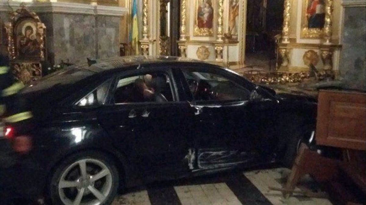 Водійка Audi відбулася умовним терміном за в'їзд у собор УГКЦ у центрі Тернополя