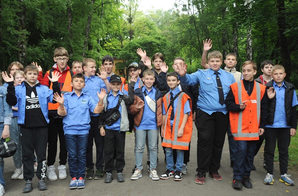 Потягом керують учасники гуртка «Юний залізничник»