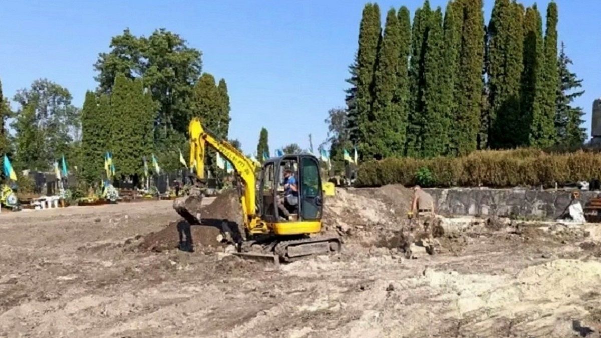 Під час копання могили працівники кладовища у Тернополі натрапили на бойові гранати