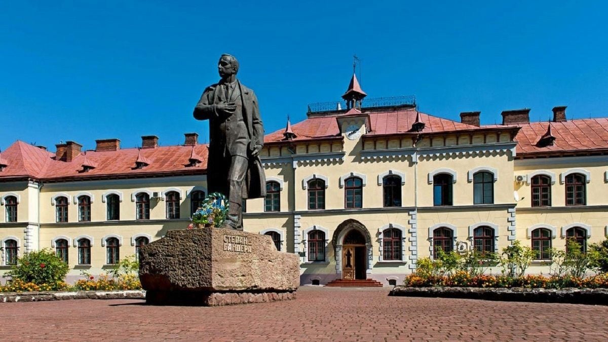 Історичний корпус вишу та пам’ятник Бандері (фото університету)