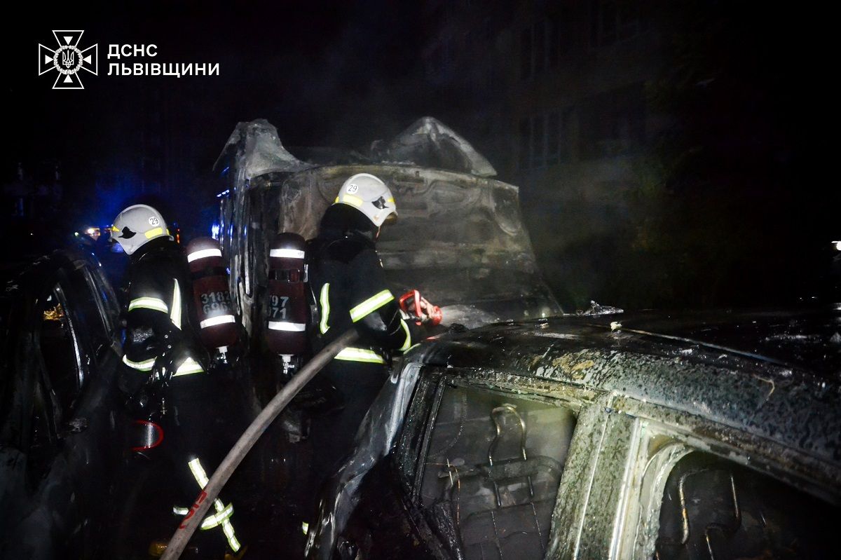 На Сихові вночі згоріли три автомобілі 