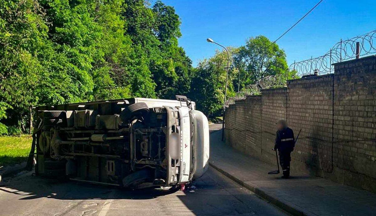 На Високому Замку у Львові перекинулася вантажівка і заблокувала рух