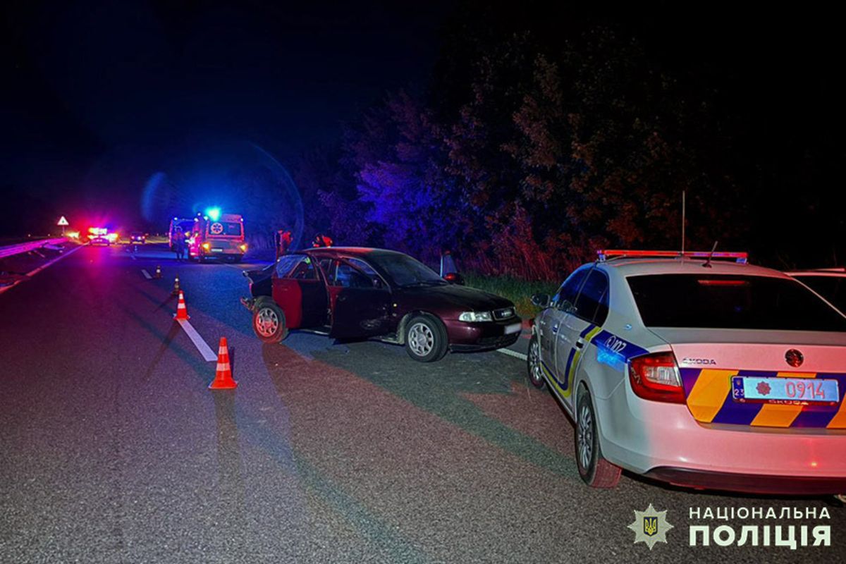 На Хмельниччині легковик збив 24-річного чоловіка і врізався в «швидку»