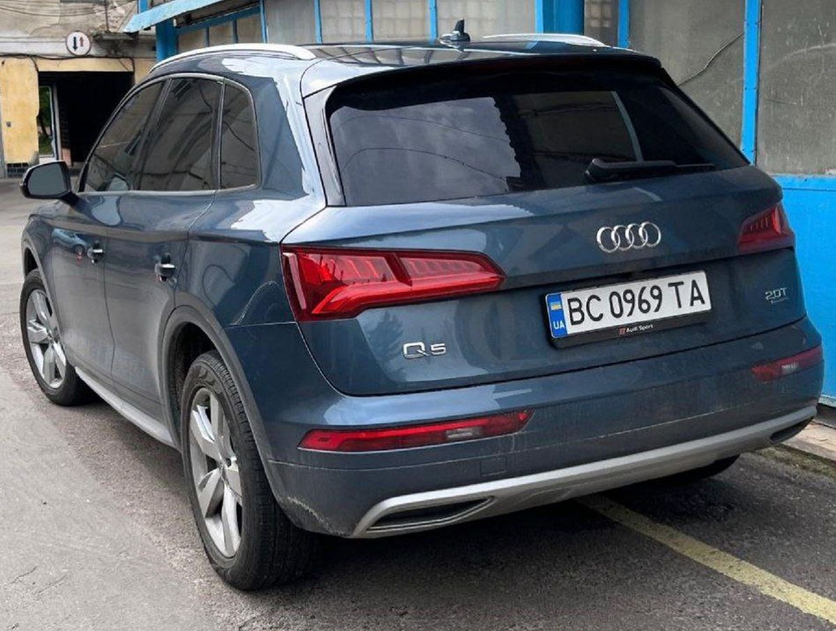 Посадовець Львівської ОВА їздить на роботу на Audi Q5, що належить його мамі