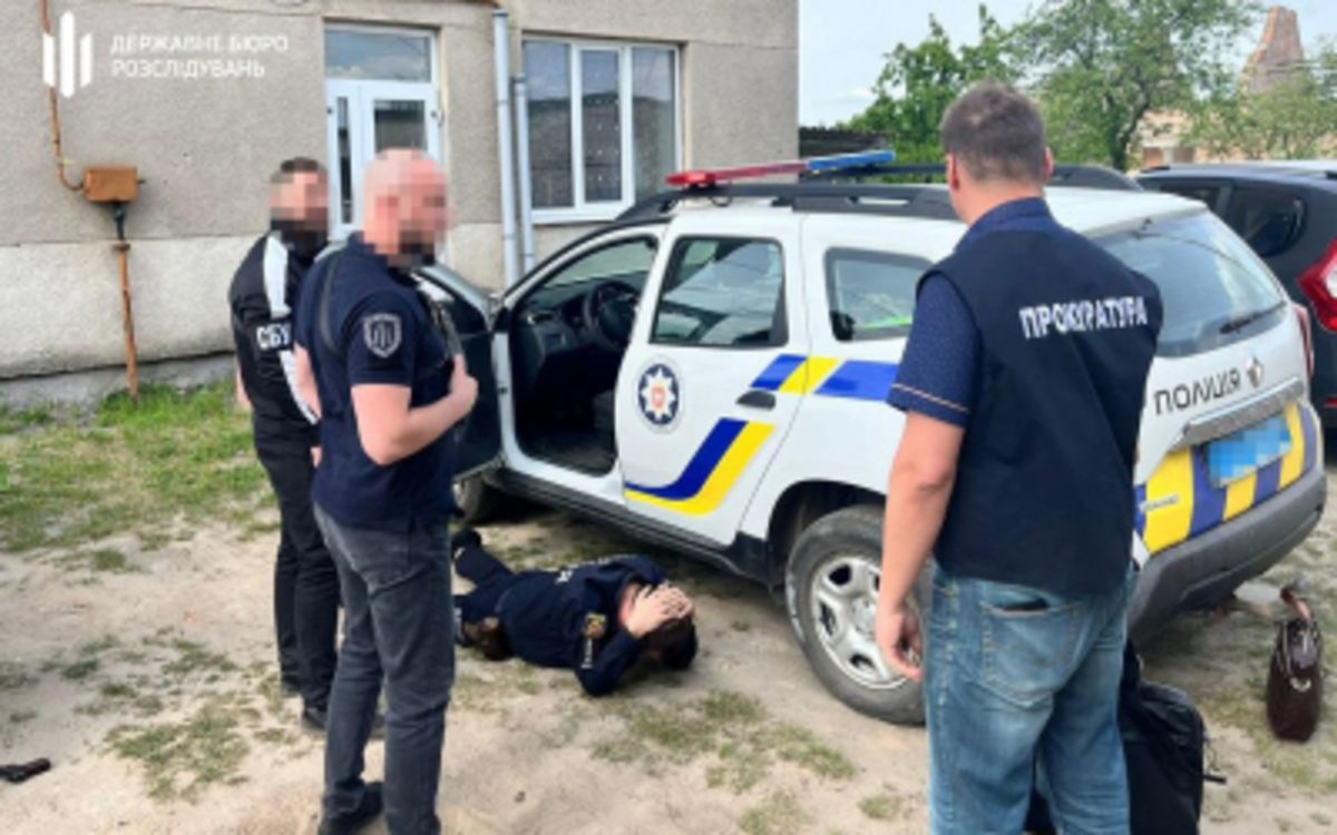 На Рівненщині староста села та поліцейський допомагали чоловікам уникнути мобілізації
