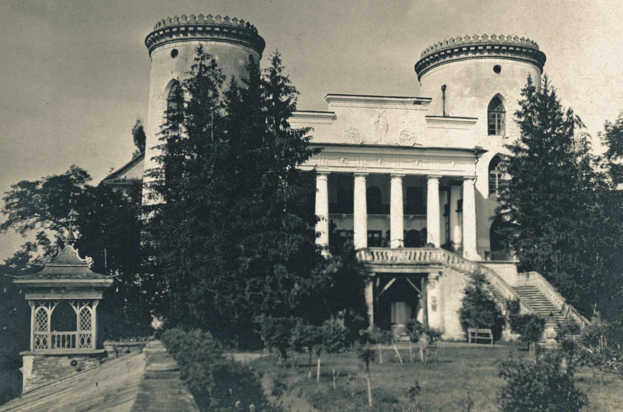 Палац на місці замку (фото зі сторінки «Мандрівки старим кордоном»)